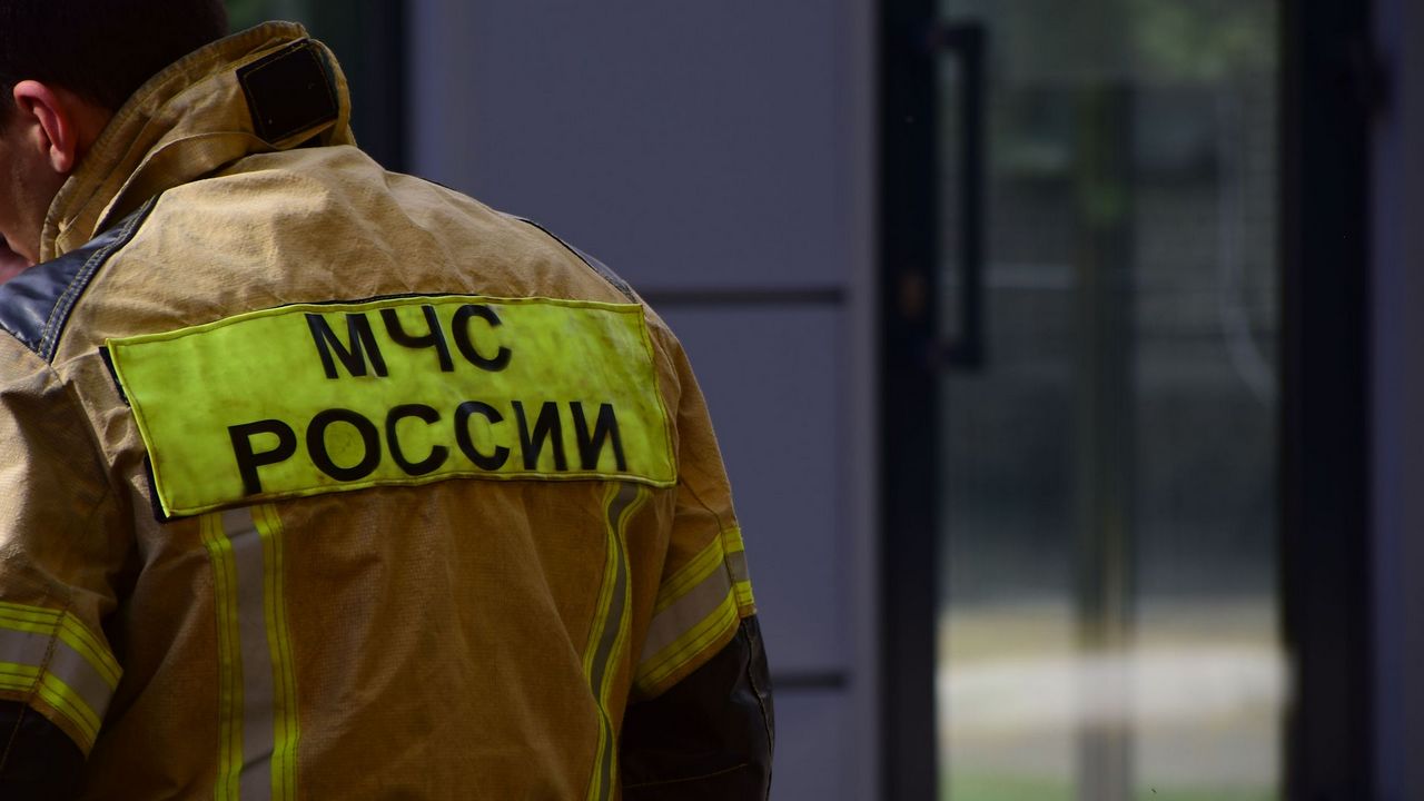 Загорелся камыш: пожар на окраине Копейска приблизился к жилым домам