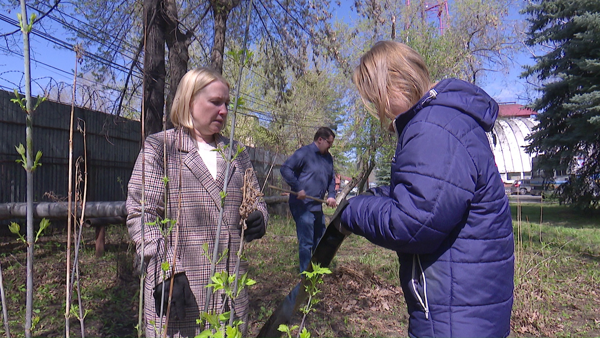 Камеры в сторону, а грабли в руки: сотрудники ГТРК "Южный Урал" вышли на субботник