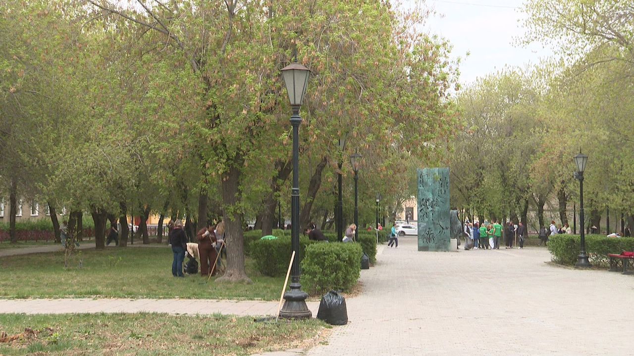 В Магнитогорске провели субботник в сквере Лермонтова В Магнитогорске провели субботник в сквере Лермонтова