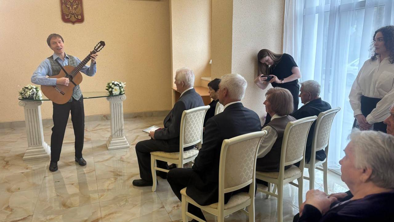В Магнитогорске супружеским парам вручили знаки отличия "Семейное счастье" В Магнитогорске супружеским парам вручили знаки отличия "Семейное счастье"