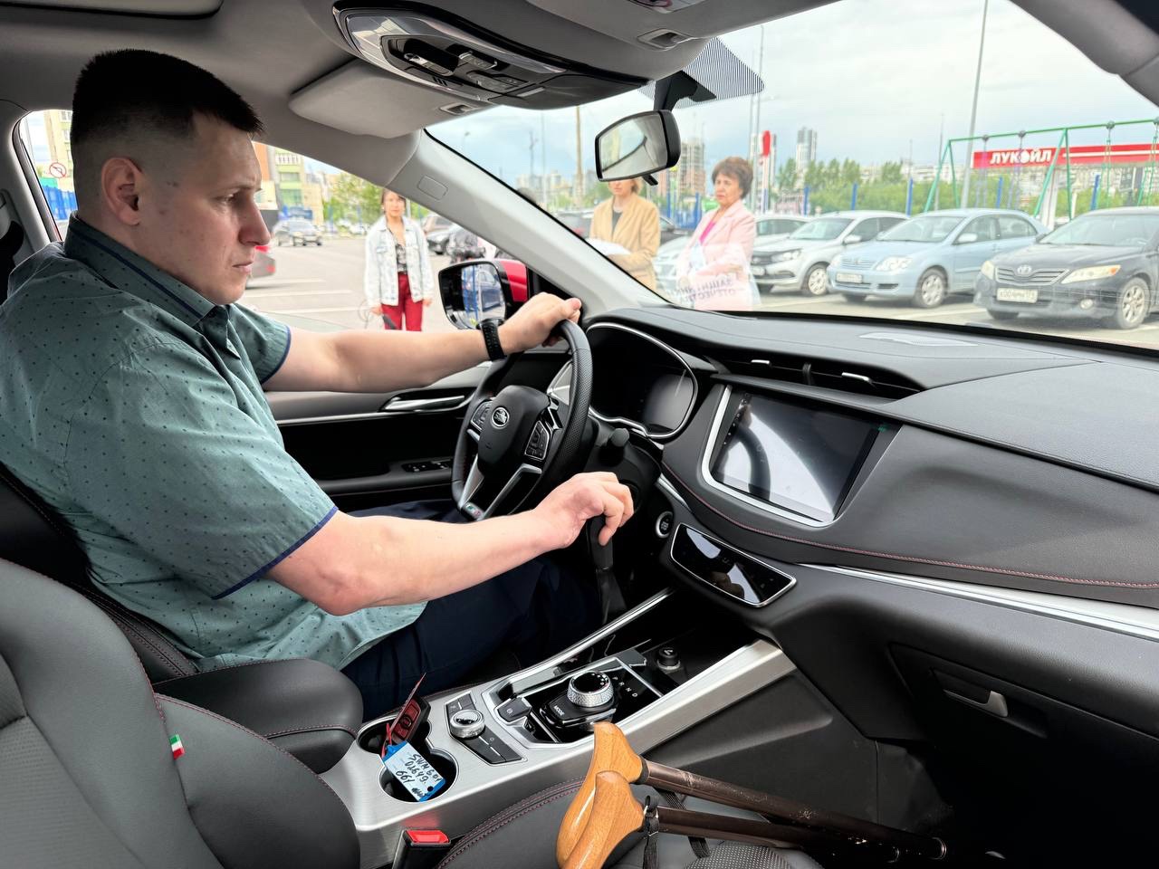 В Челябинской области передали ключи от нового автомобиля ветерану СВО 