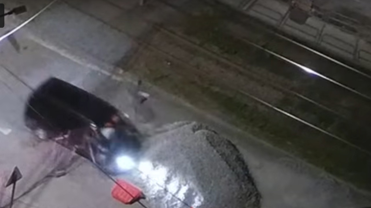 Иномарка въехала в гору щебня на стройплощадке метротрама в Челябинске Иномарка въехала в гору щебня на стройплощадке метротрама в Челябинске