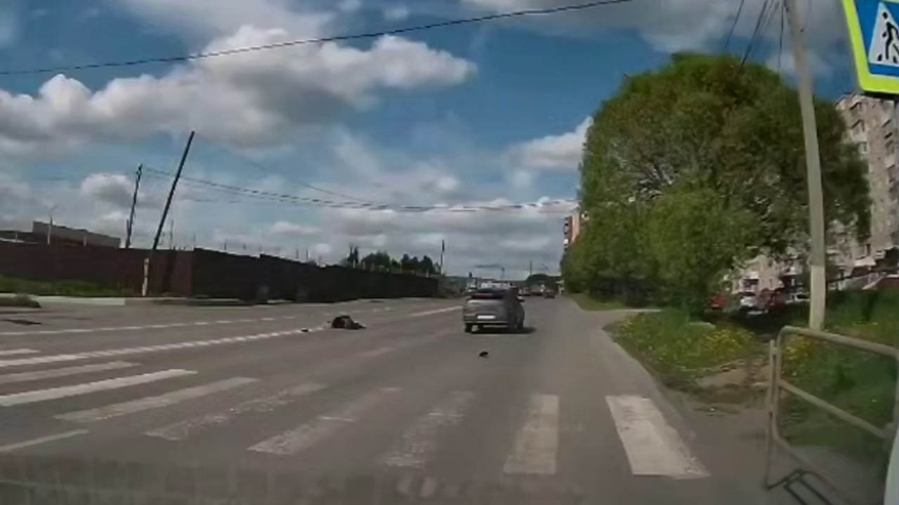 Автомобиль сбил девушку на пешеходном переходе в Златоусте Автомобиль сбил девушку на пешеходном переходе в Златоусте