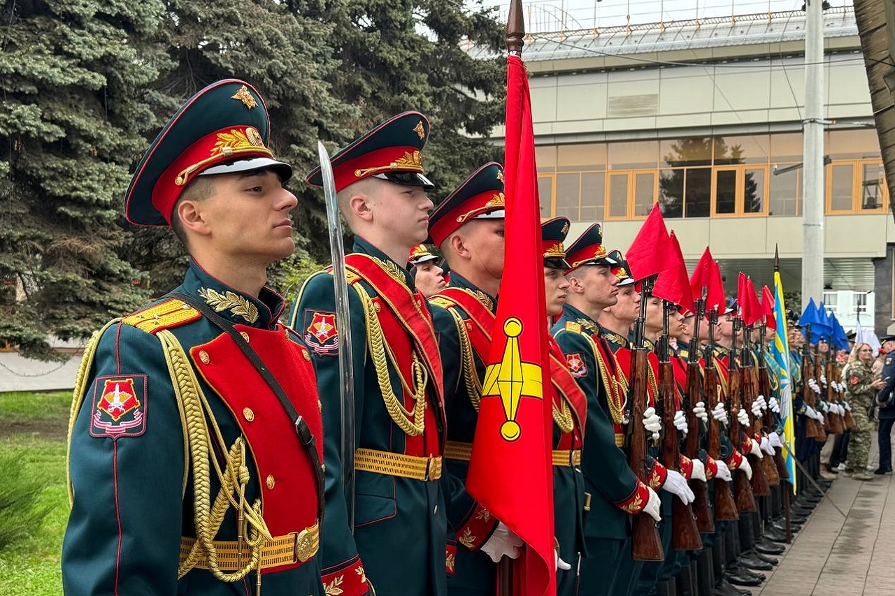 Поезд-музей с военной техникой и интерактивными экспонатами посетил Челябинск Поезд-музей с военной техникой и интерактивными экспонатами посетил Челябинск