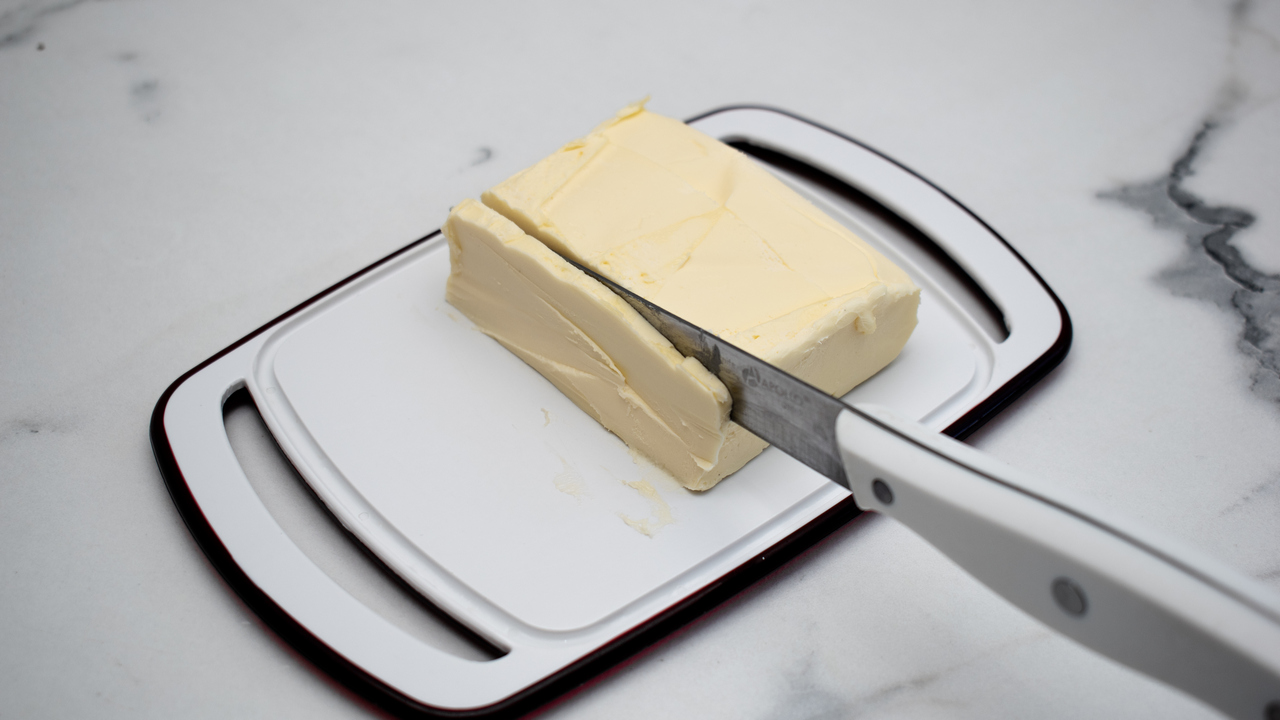 Подозрительное сливочное масло и молоко поставляли в школы Челябинской области