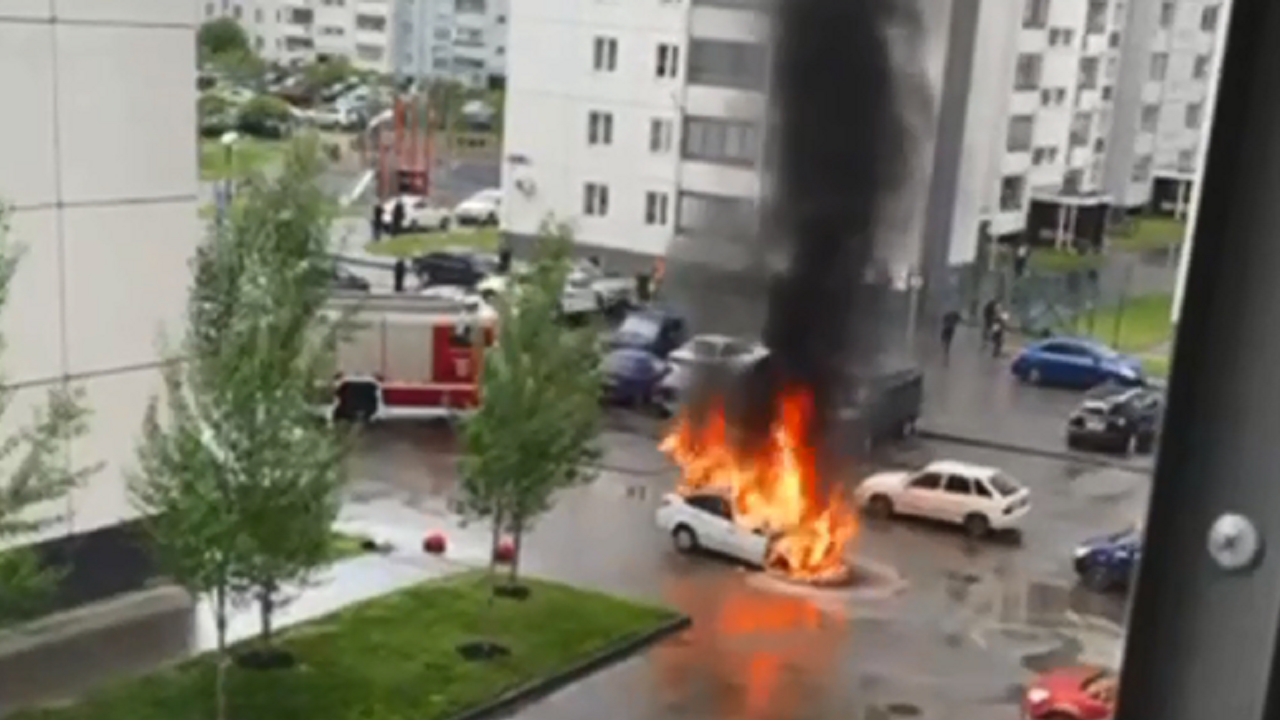 Автомобиль с людьми воспламенился в Челябинске Автомобиль с людьми воспламенился в Челябинске