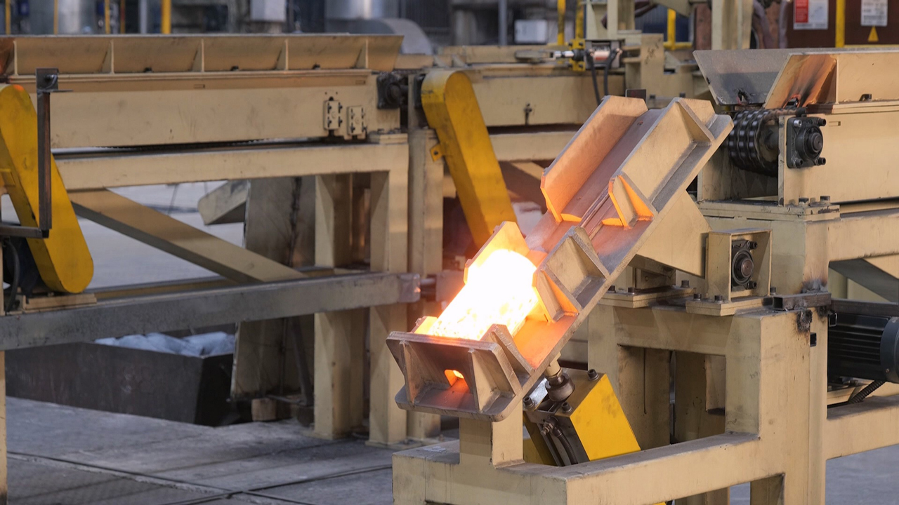 Роботы на заводе: в Челябинске рассказали, как работает пресс мощностью 8 тыс. тонн