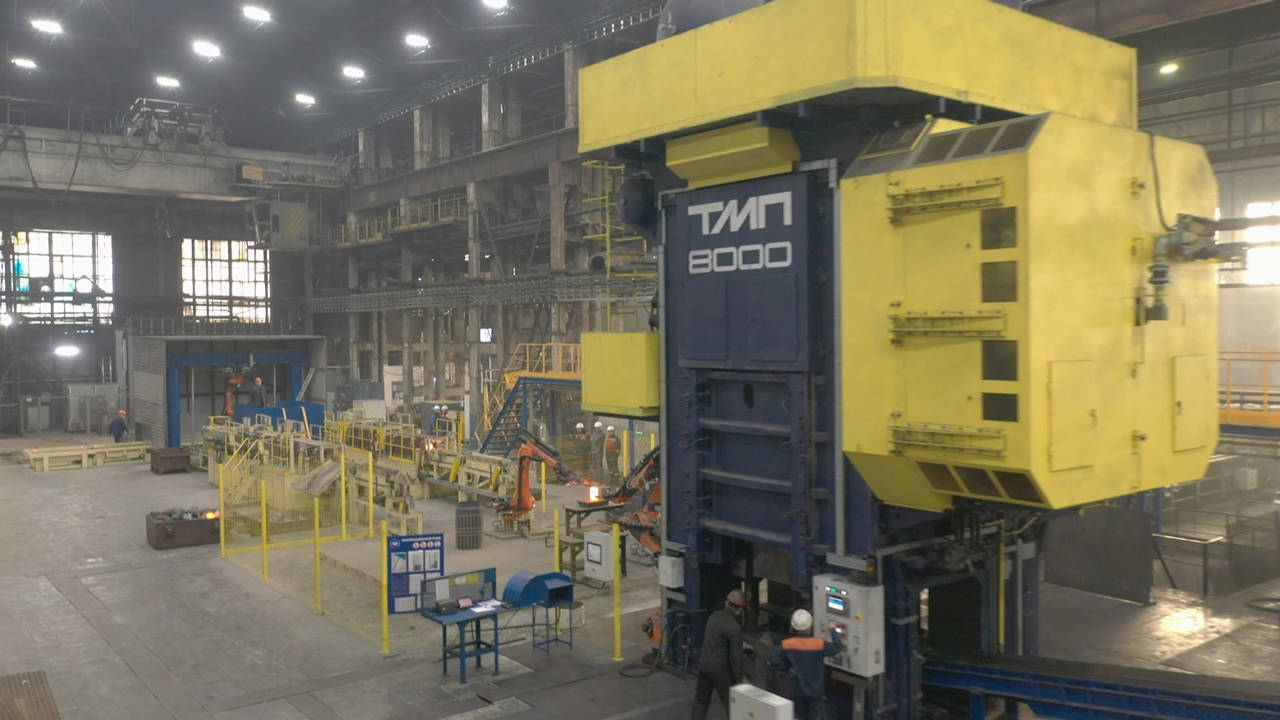 Роботы на заводе: в Челябинске рассказали, как работает пресс мощностью 8 тыс. тонн