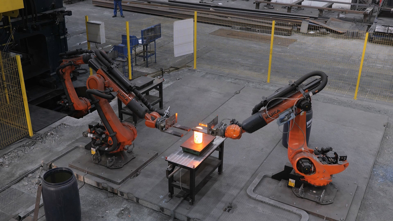 Роботы на заводе: в Челябинске рассказали, как работает пресс мощностью 8 тыс. тонн