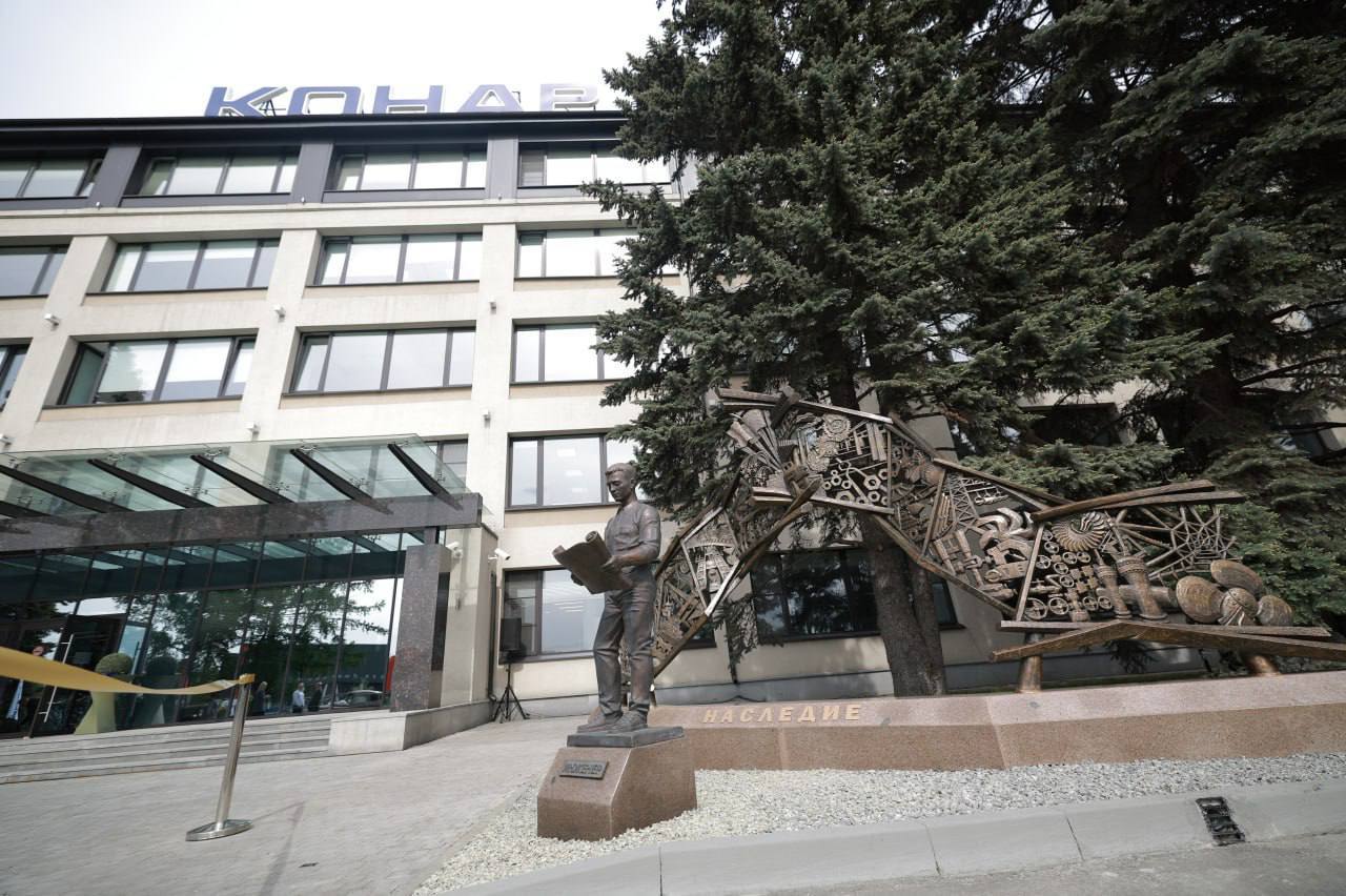 Памятную скульптуру установили в Челябинске в честь 90-летия завода "Станкомаш"