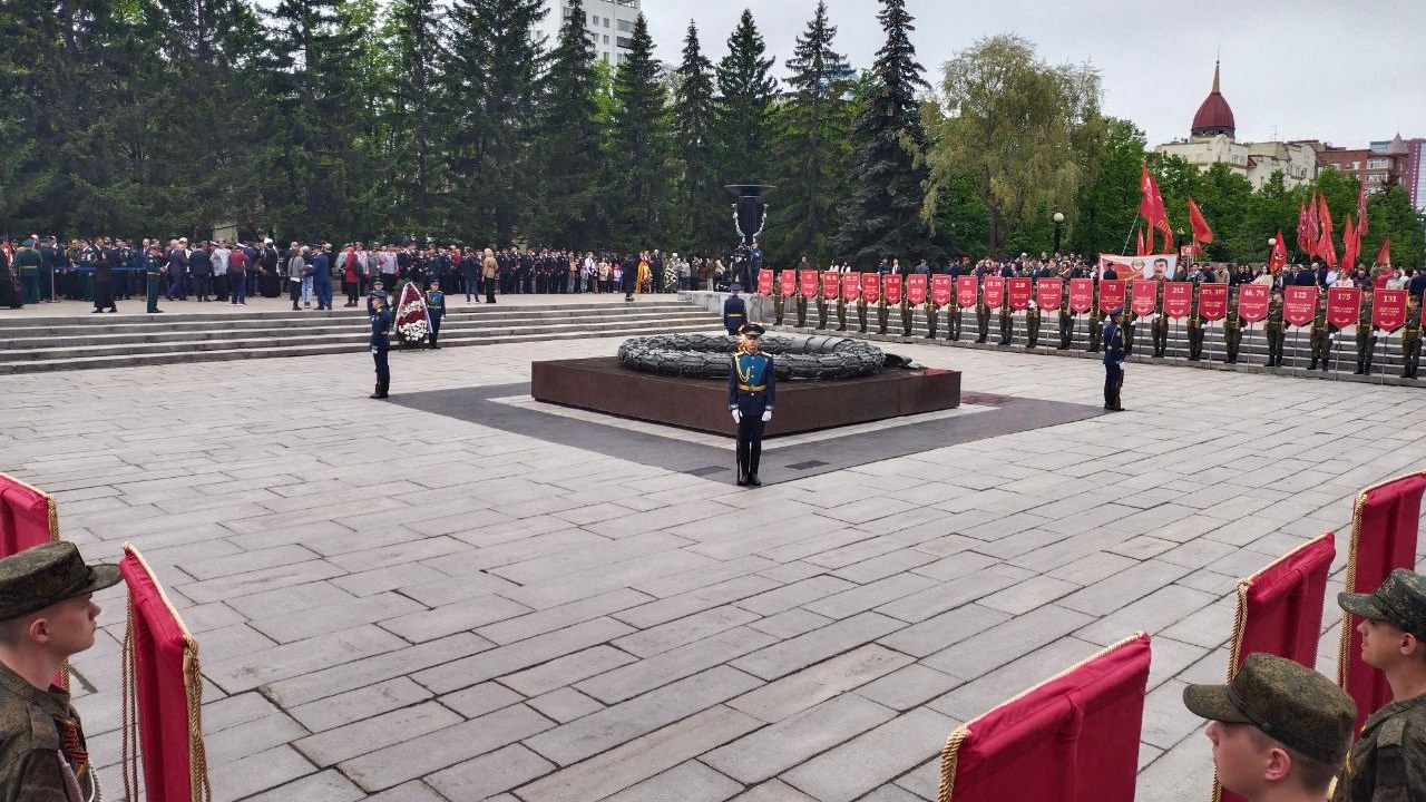 Торжественная церемония возложения цветов к Вечному огню прошла в Челябинске Торжественная церемония возложения цветов к Вечному огню прошла в Челябинске