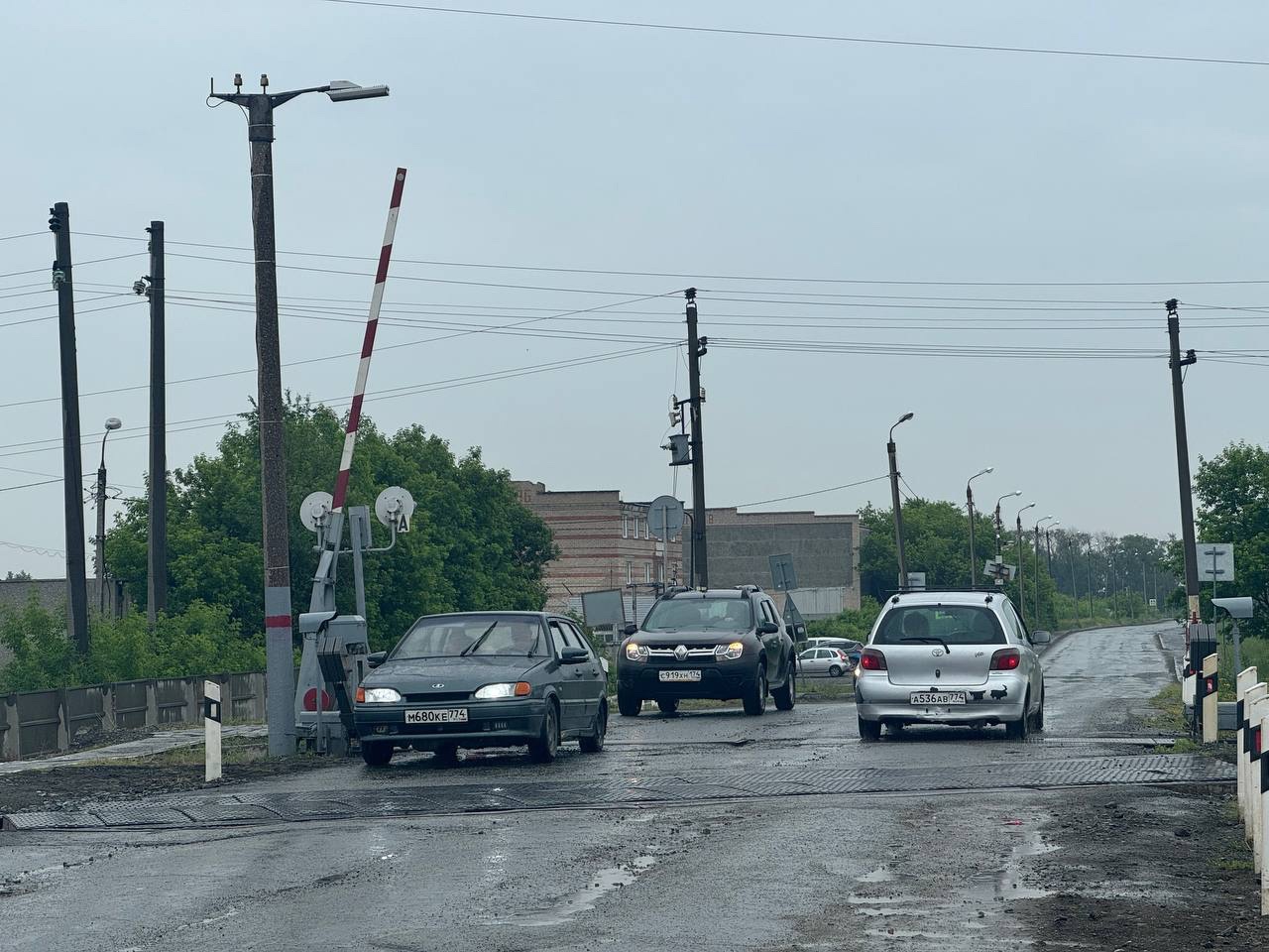 Водителям из Челябинска напомнили об опасности железнодорожных переездов