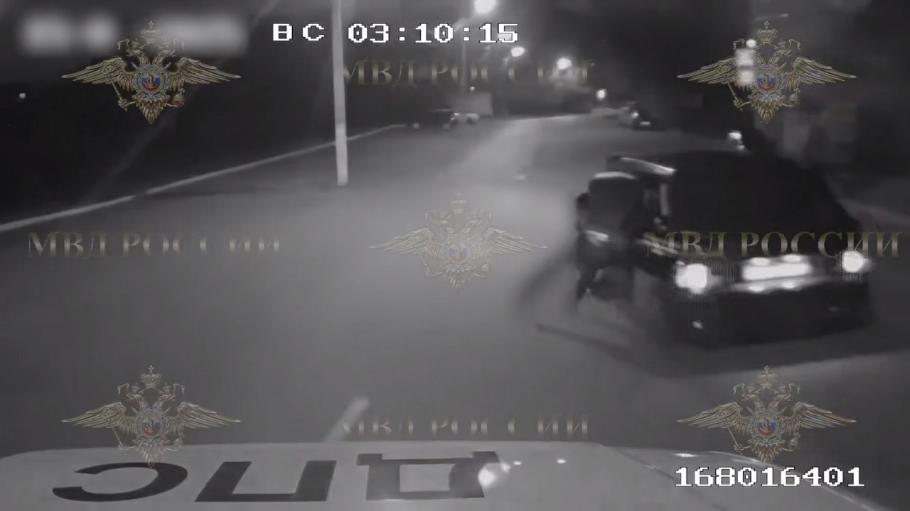 В Златоусте нарушитель протащил сотрудника ДПС на двери во время погони В Златоусте нарушитель протащил сотрудника ДПС на двери во время погони