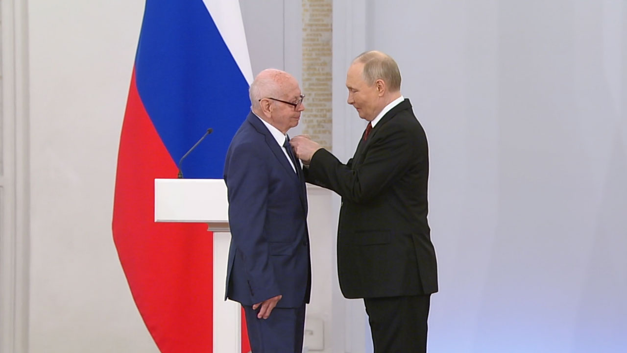 Владимир Путин вручил медаль Героя Труда физику-ядерщику из Снежинска Владимир Путин вручил медаль Героя Труда физику-ядерщику из Снежинска