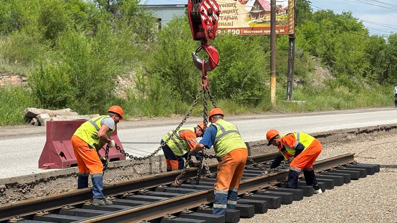 В Магнитогорске показали, как чинят трамвайные пути с помощью современной сварки В Магнитогорске показали, как чинят трамвайные пути с помощью современной сварки