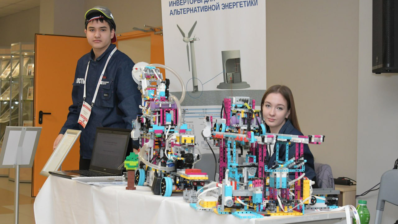 Школьники из Челябинска придумали машину для сбора тополиного пуха с деревьев