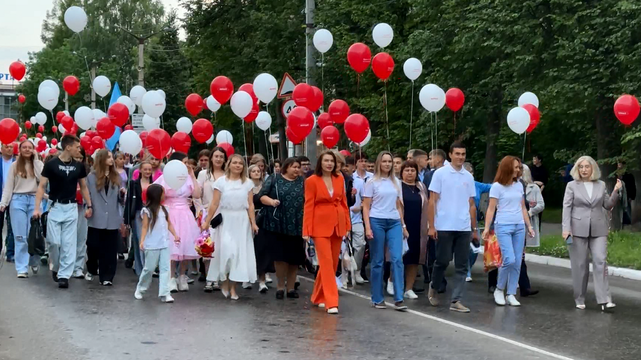 Ярко и шумно прошел городской выпускной в Аше Ярко и шумно прошел городской выпускной в Аше