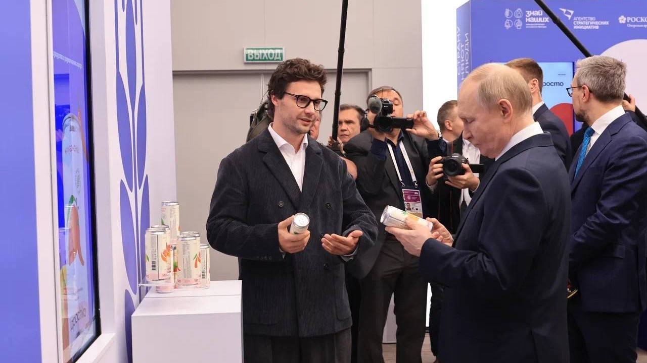 Владимир Путин оценил челябинский лимонад на выставке брендов "Знай наших"