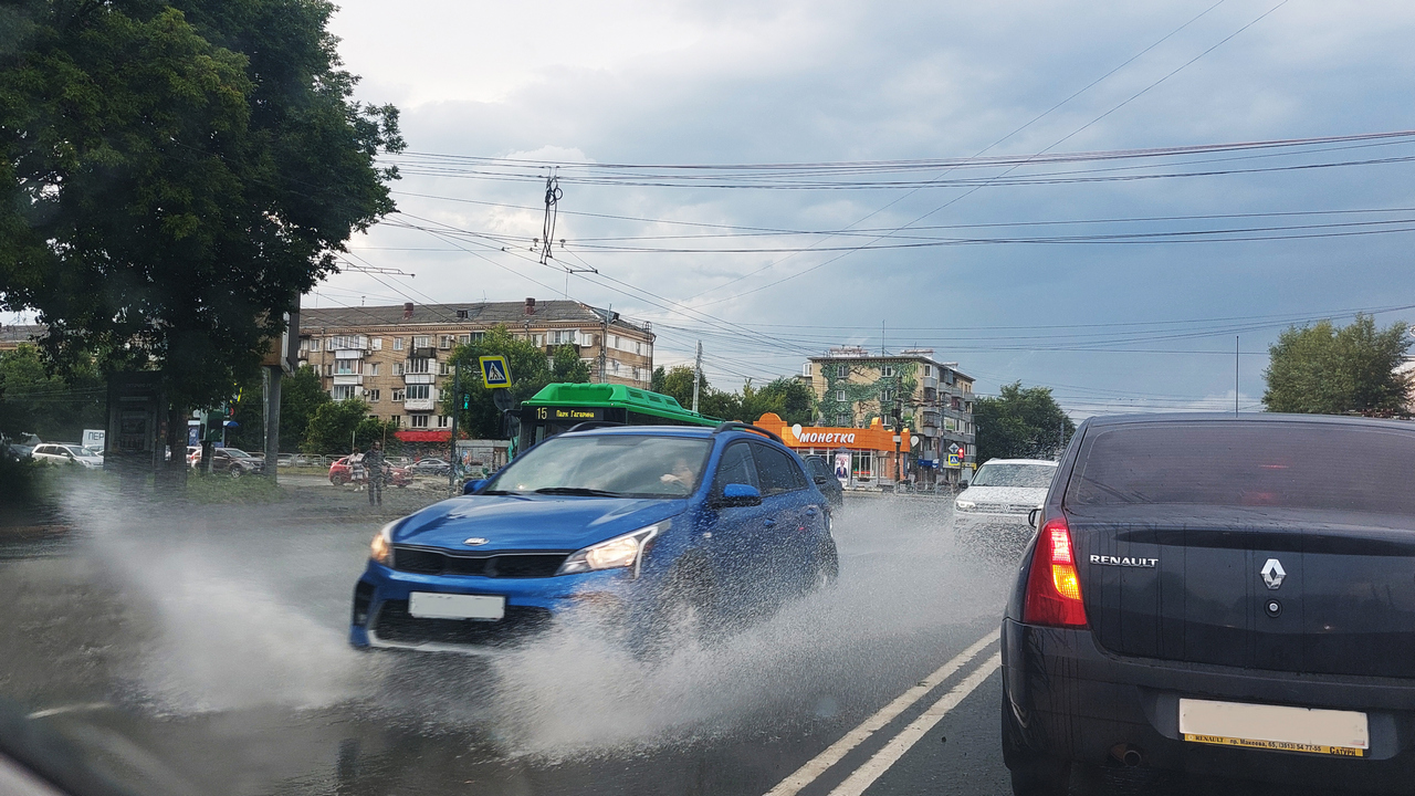 Водителей Челябинской области призвали отказаться от поездок из-за сильных дождей