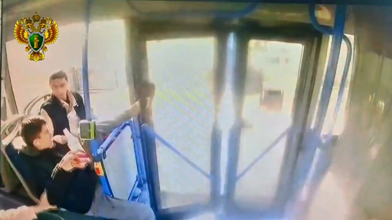 В Челябинске вандал устроил погром в автобусе