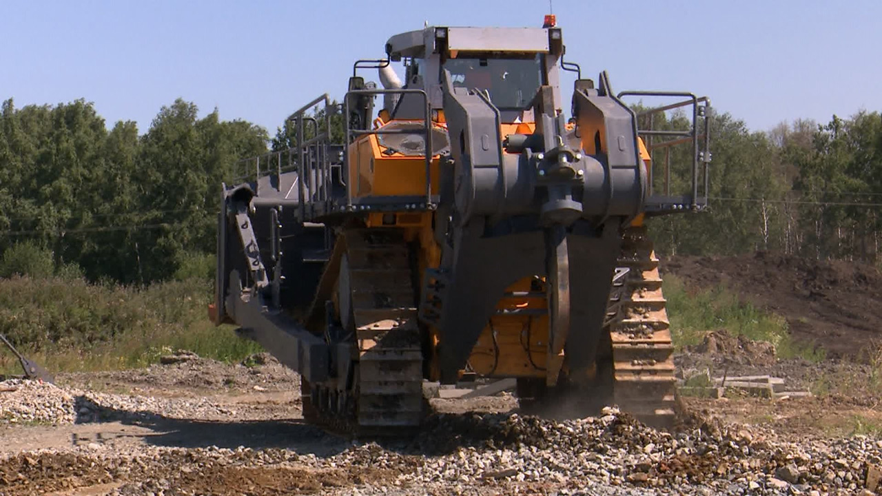 Первый образец: в Челябинской области проходят испытания огромного бульдозера