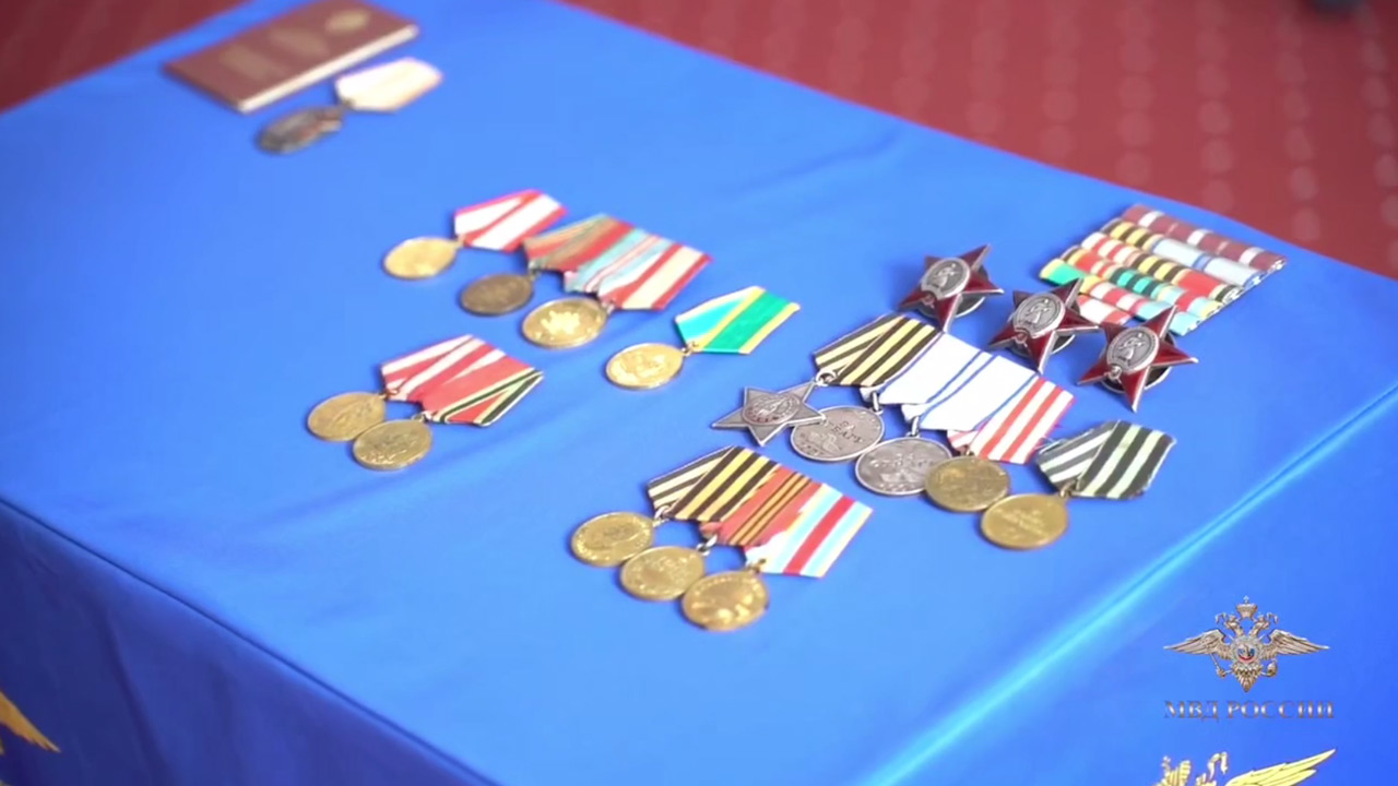 В Челябинске полицейские вернули семье ветерана ВОВ пропавшие награды