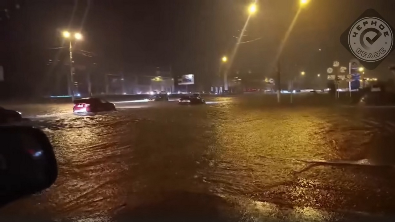 Автомобили поплыли: после ночного ливня в Магнитогорске затопило улицы и дороги