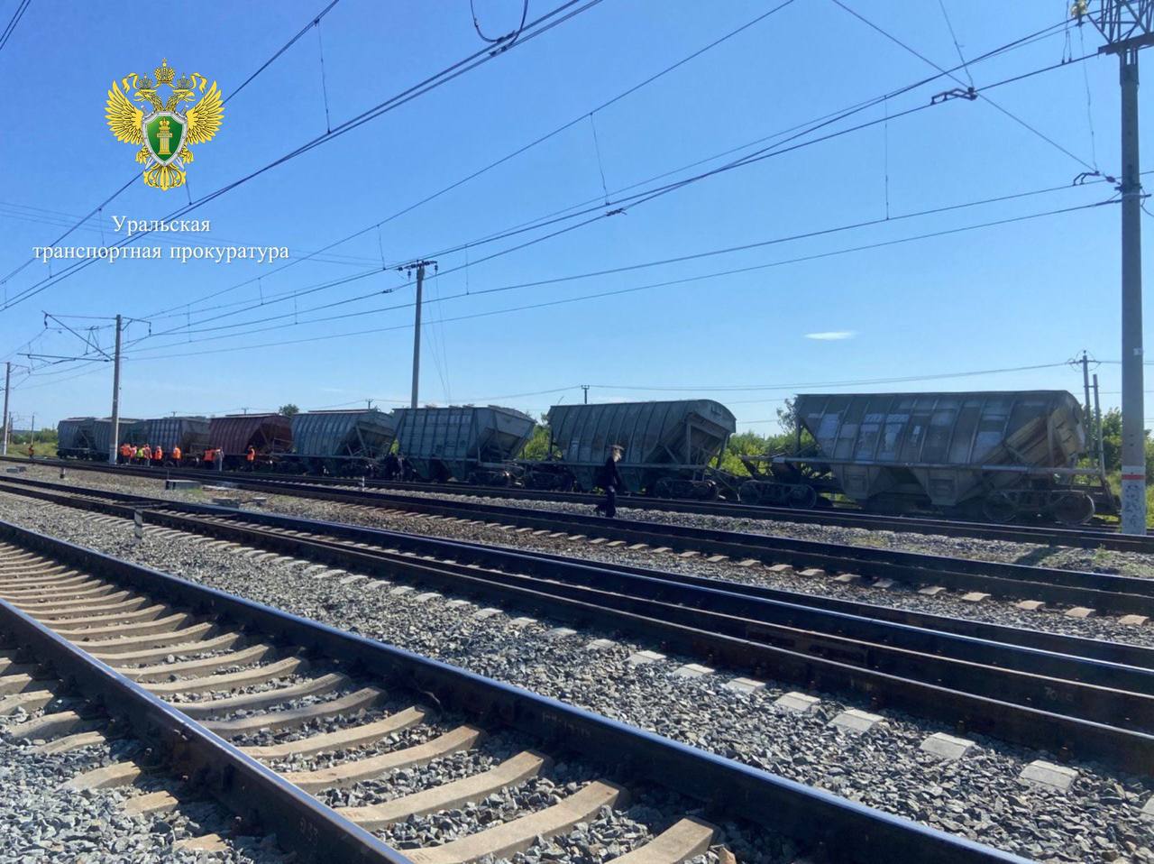 Восемь вагонов грузового поезда сошли с рельсов в Челябинске