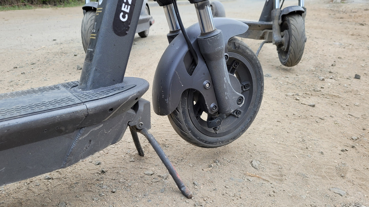 В Челябинске подростки на электросамокате сбили пенсионера и скрылись