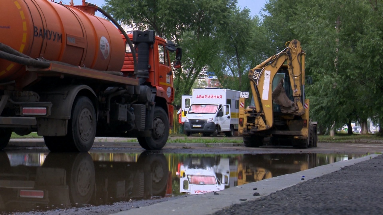 В Челябинске ремонтируют водовод, из-за которого забил коммунальный фонтан