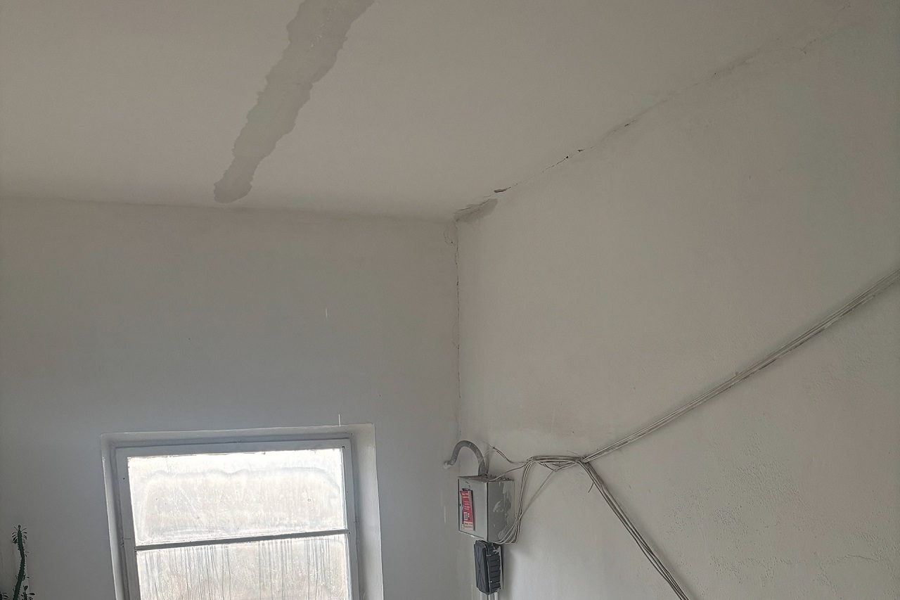 В Челябинске квартиры в пятиэтажке затопило после дождя В Челябинске квартиры в пятиэтажке затопило после дождя