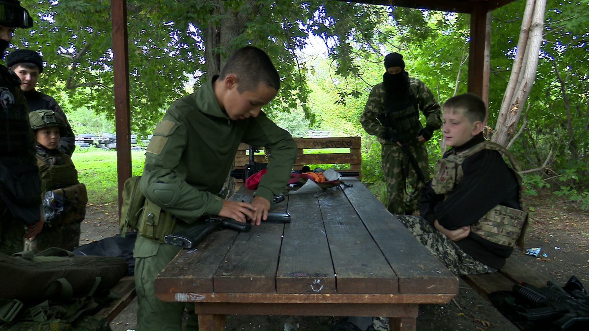 Ценный опыт: ветеран СВО из Челябинска обучает самообороне и первой помощи юнармейцев