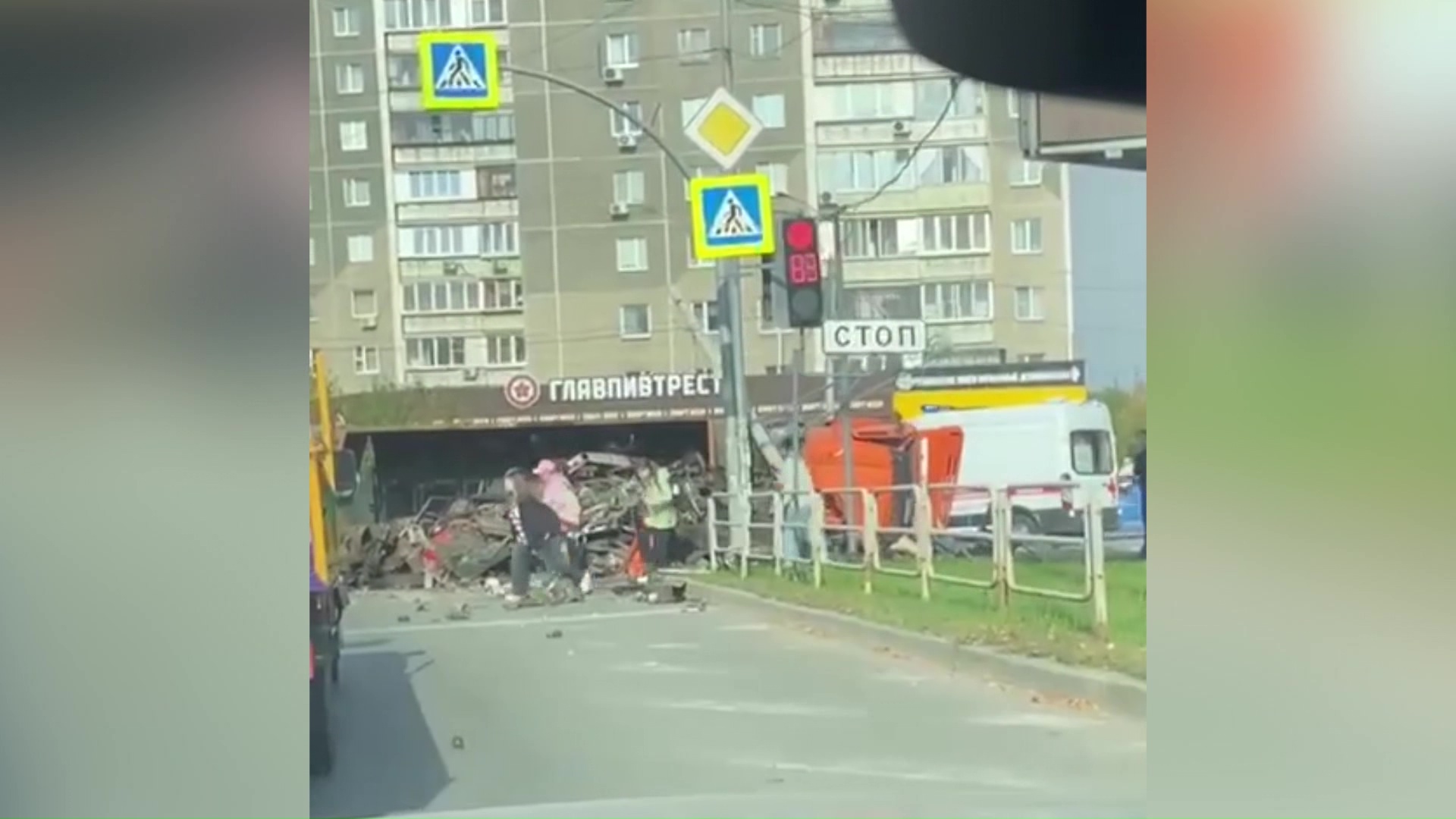 Груженный металлоломом Камаз опрокинулся на дороге в Челябинске