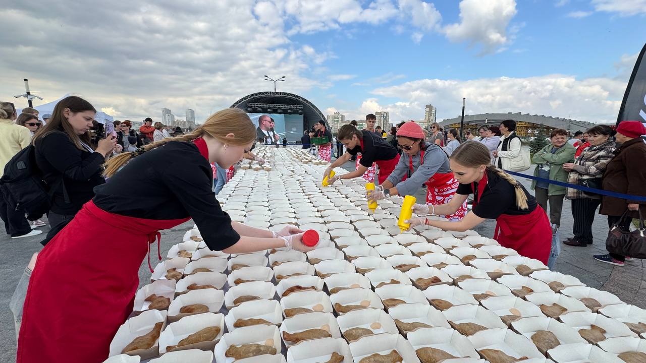 На гастрофестивале в Челябинске испекли 1000 озерников и установили рекорд
