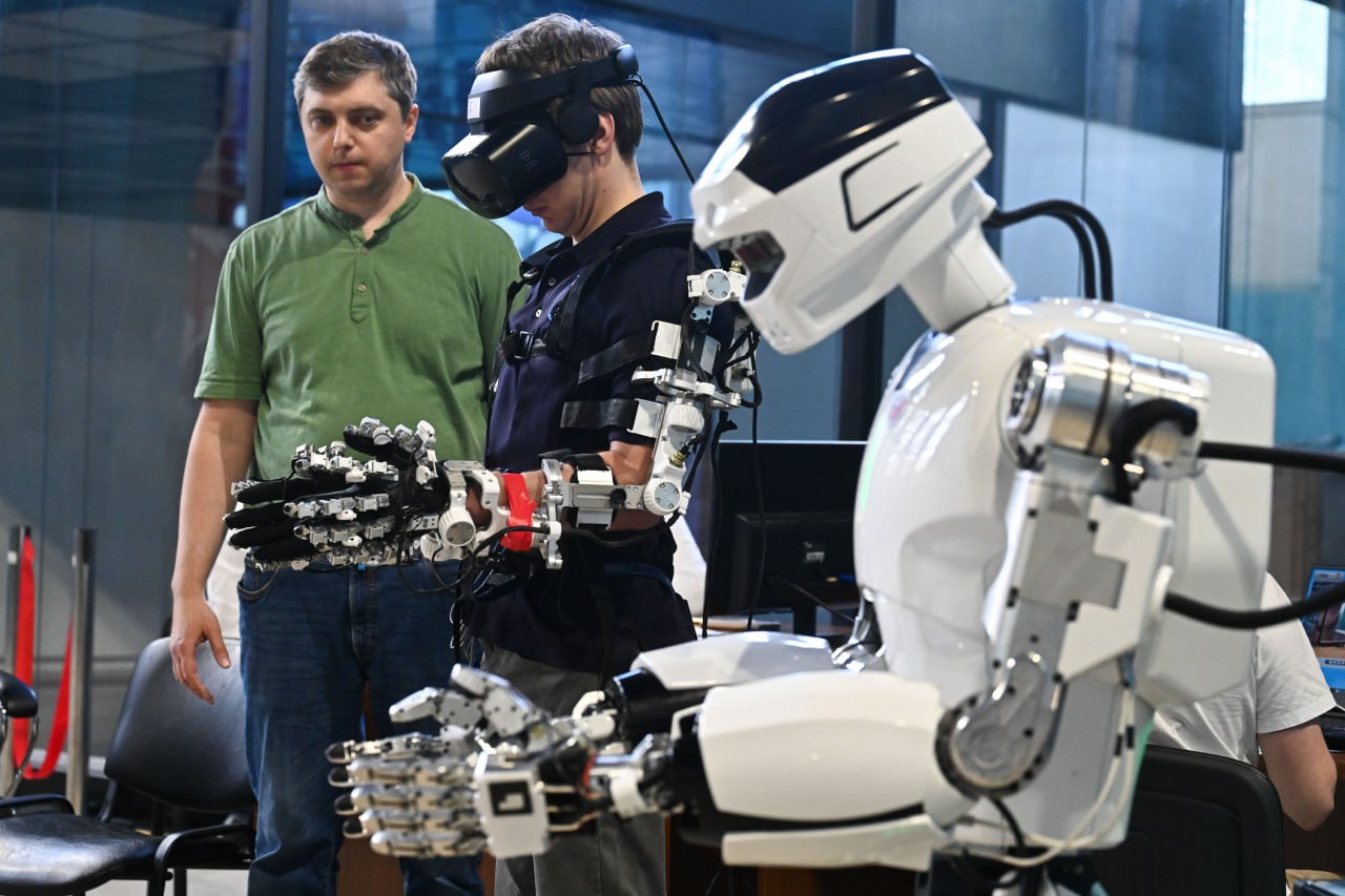 Космонавт Песков отрабатывает операции управления магнитогорским роботом Марфа