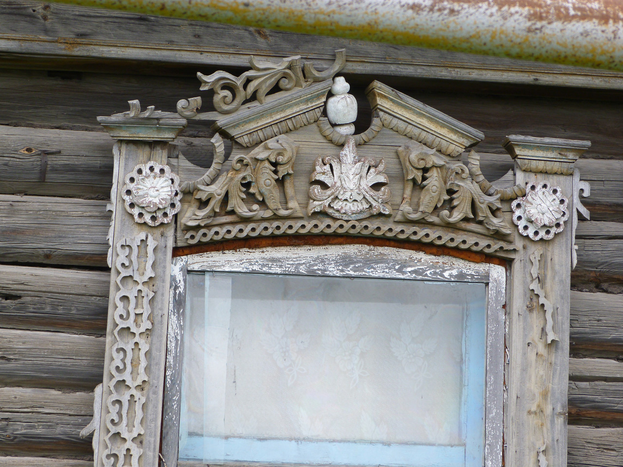 Деревянное кружево: житель Челябинской области спасает оконные наличники