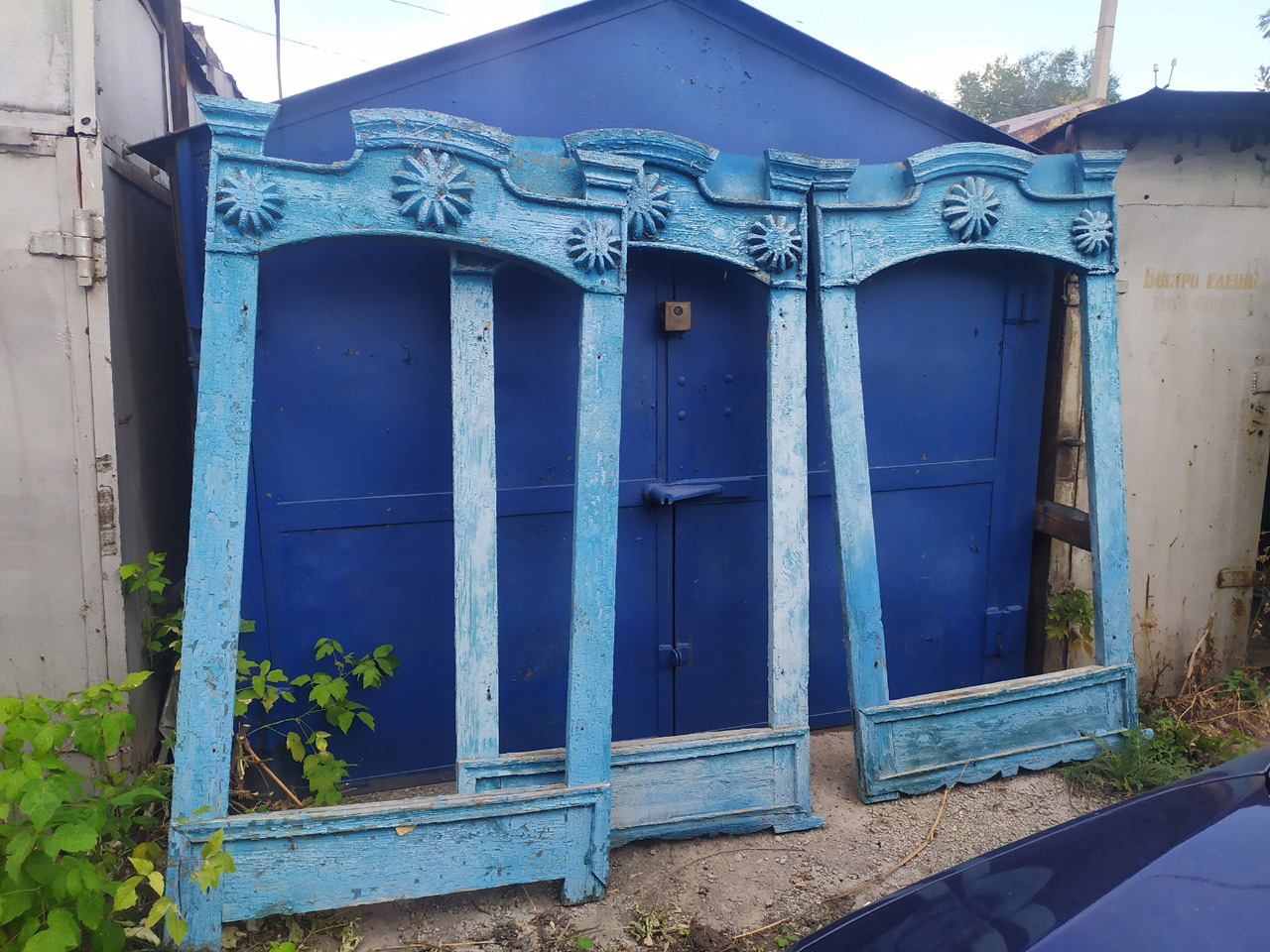 Деревянное кружево: житель Челябинской области спасает оконные наличники