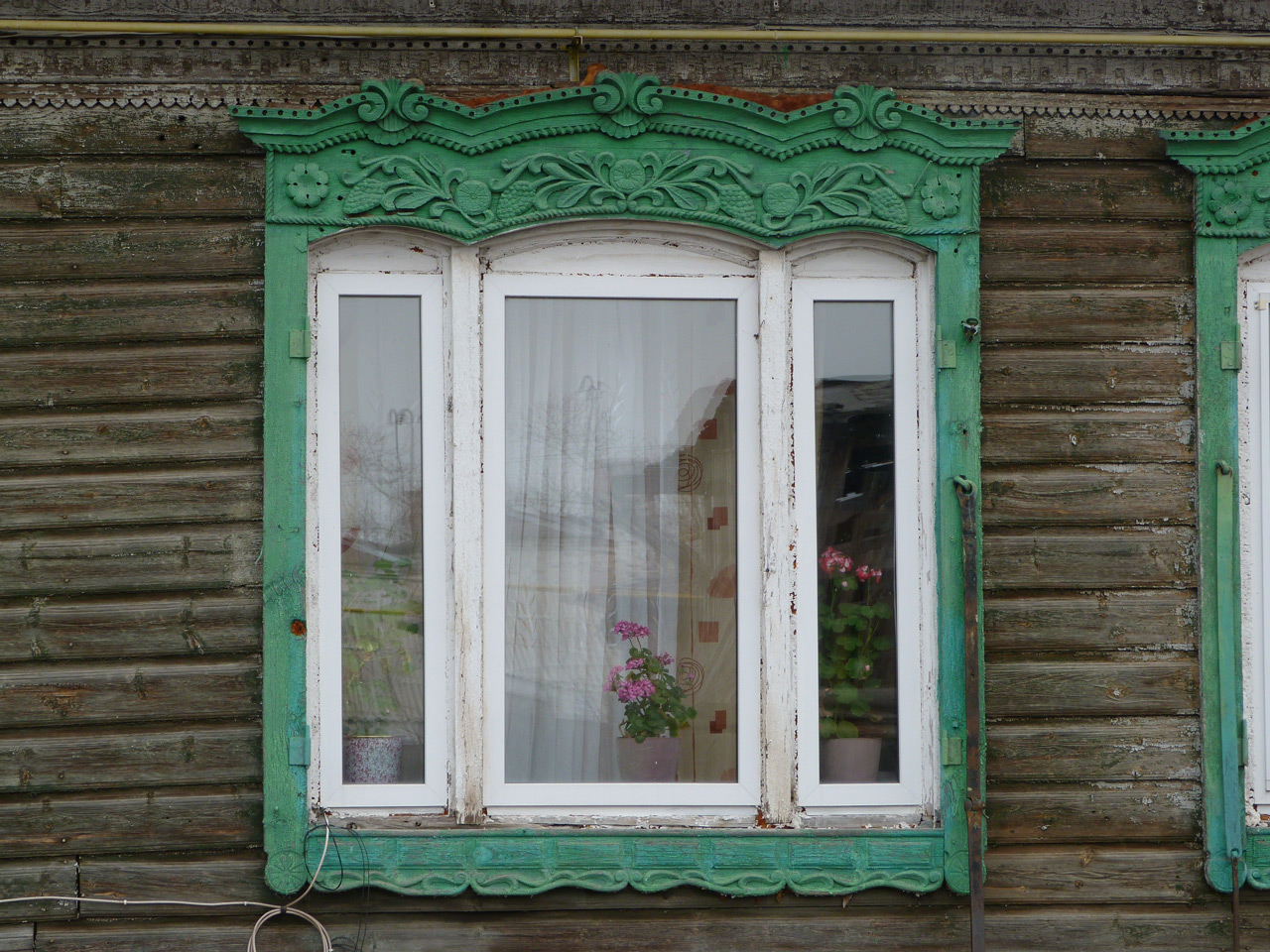 Деревянное кружево: житель Челябинской области спасает оконные наличники