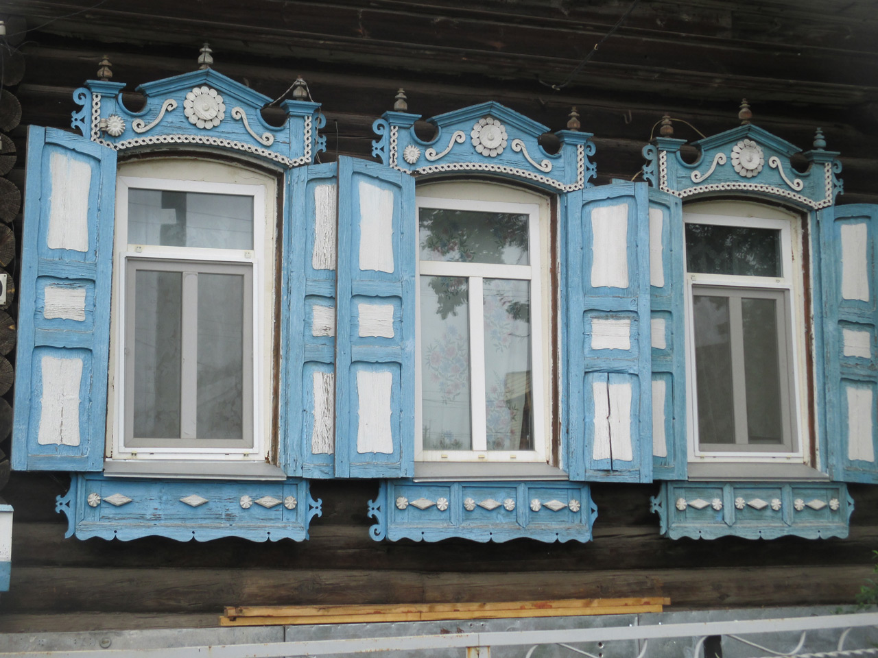 Деревянное кружево: житель Челябинской области спасает оконные наличники