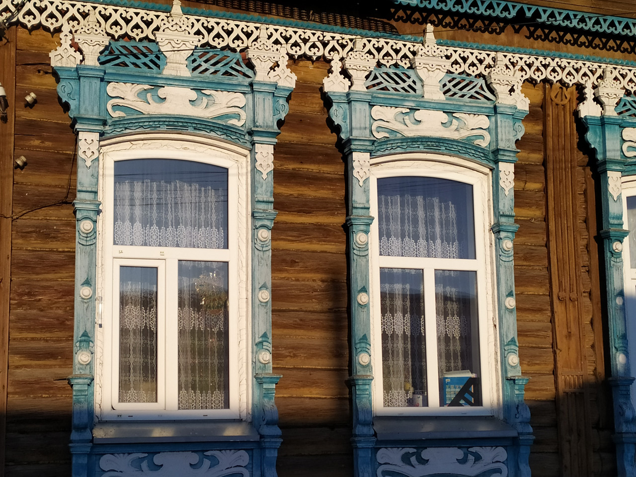 Деревянное кружево: житель Челябинской области спасает оконные наличники