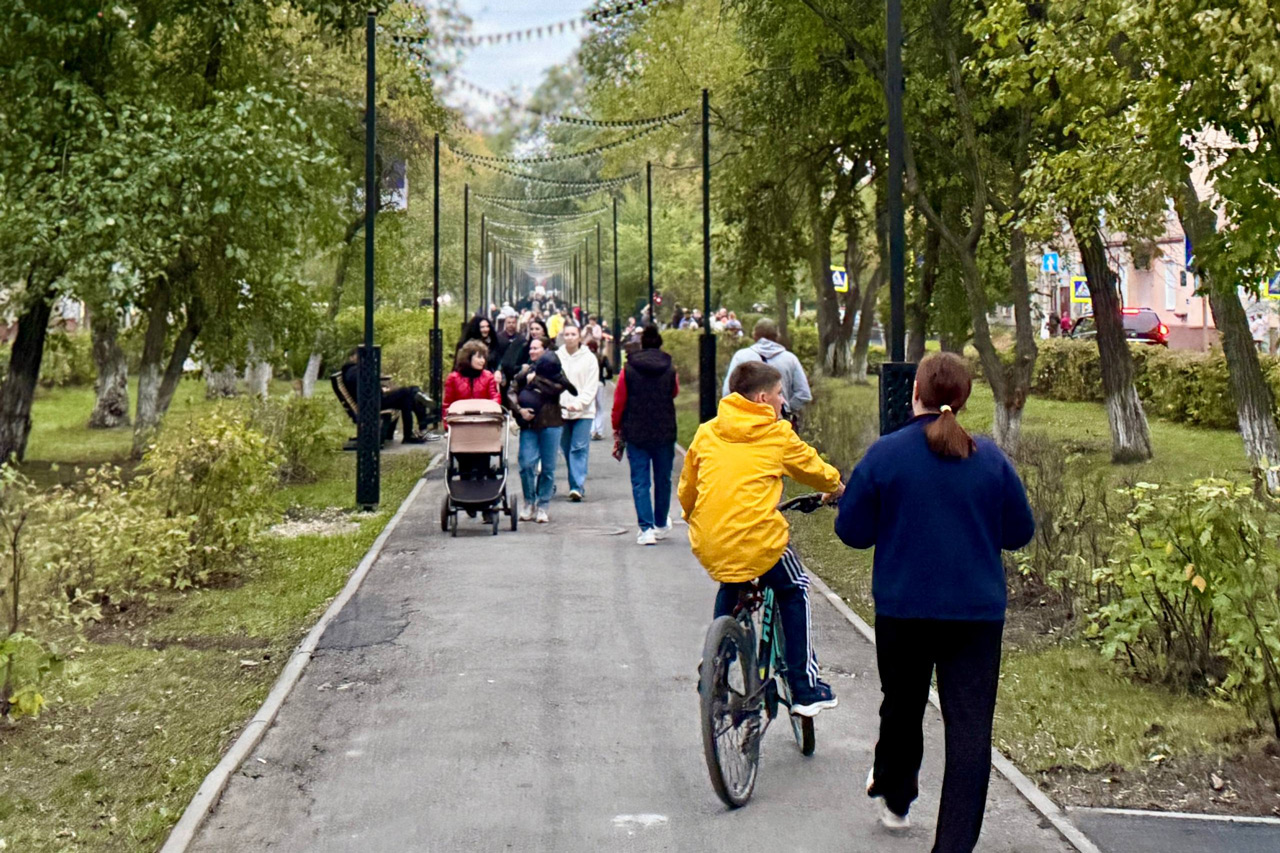 Аллеи с гирляндами и скамейками-качелями появились в Коркино