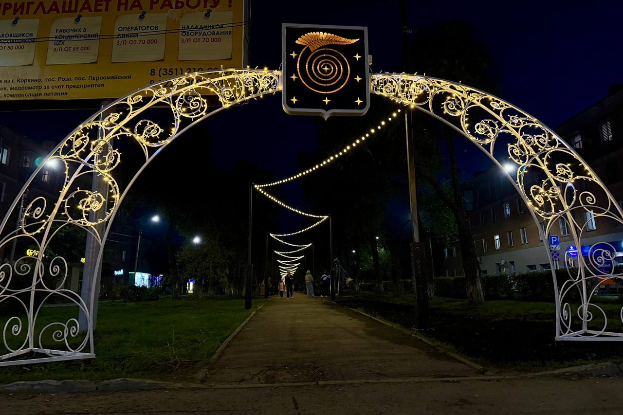 Аллеи с гирляндами и скамейками-качелями появились в Коркино