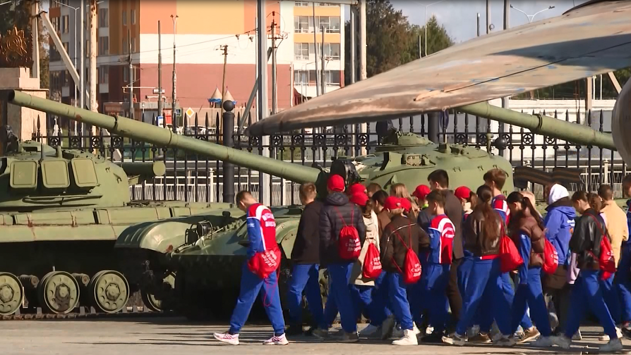 Сто талантливых детей со всей России прибыли на Урал на "Поезде героев"