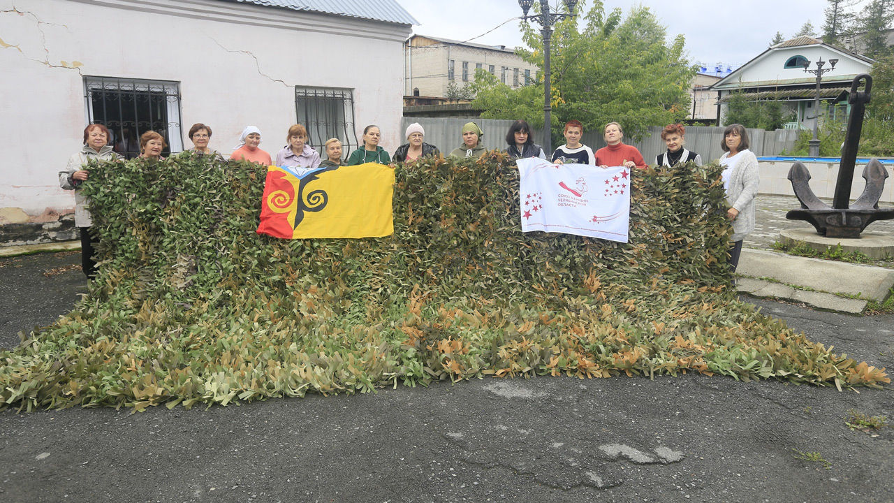 Жительницы Кусы плетут шестиметровые маскировочные сети для СВО