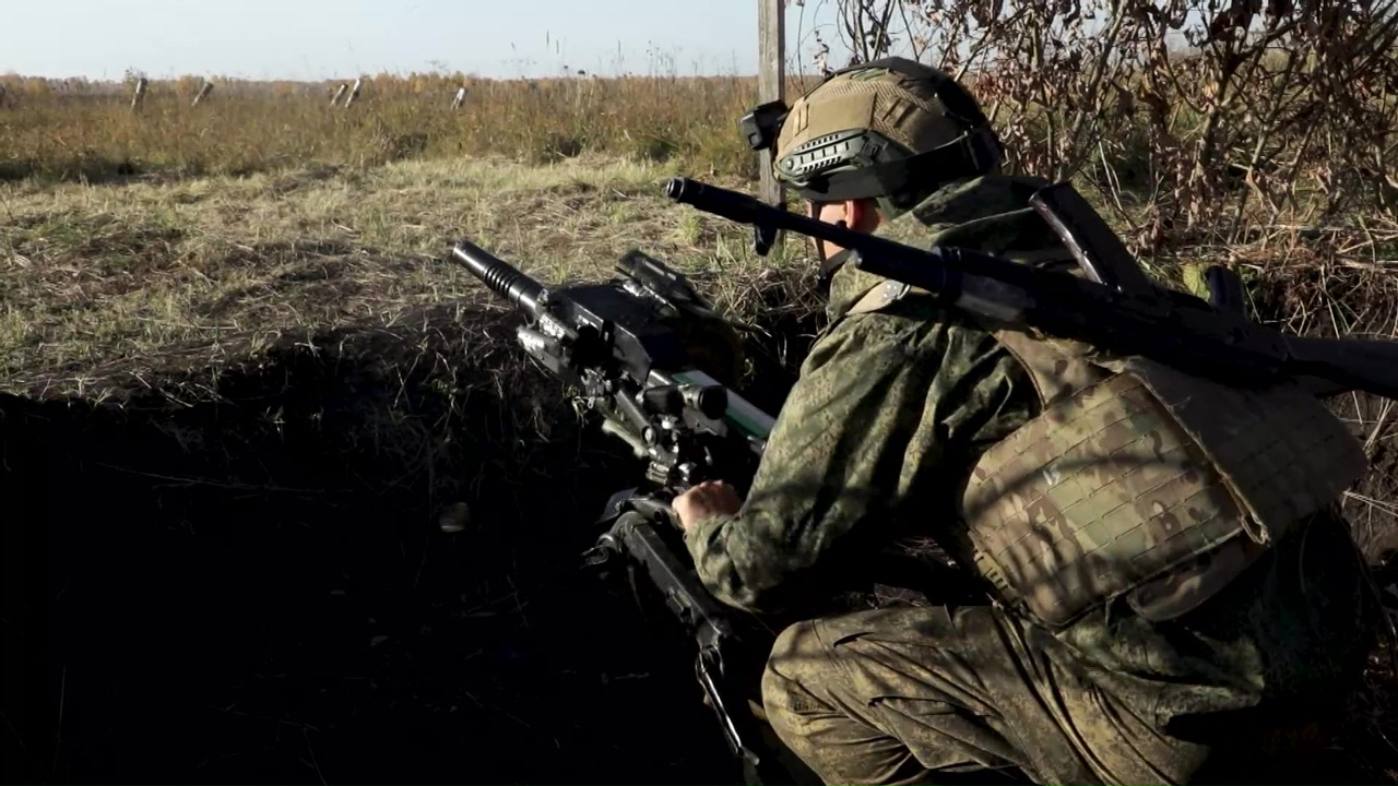 Военные ЦВО на учениях отрабатывают стрельбу и эвакуацию раненых