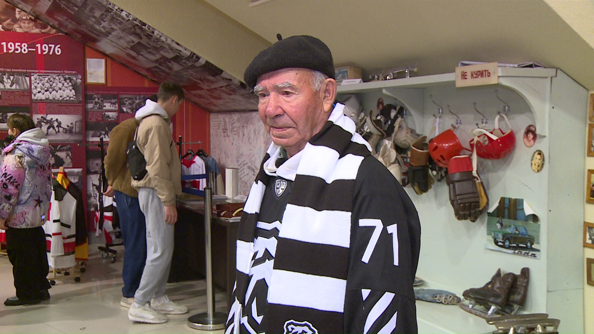 84-летний болельщик "Трактора" стал почетным зрителем на арене