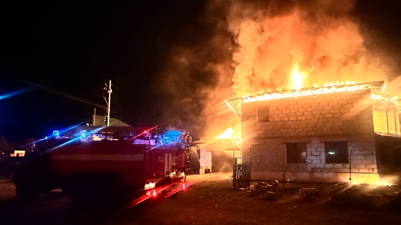 Заискрилась проводка: страшный пожар уничтожил дом семьи медиков в Челябинской области