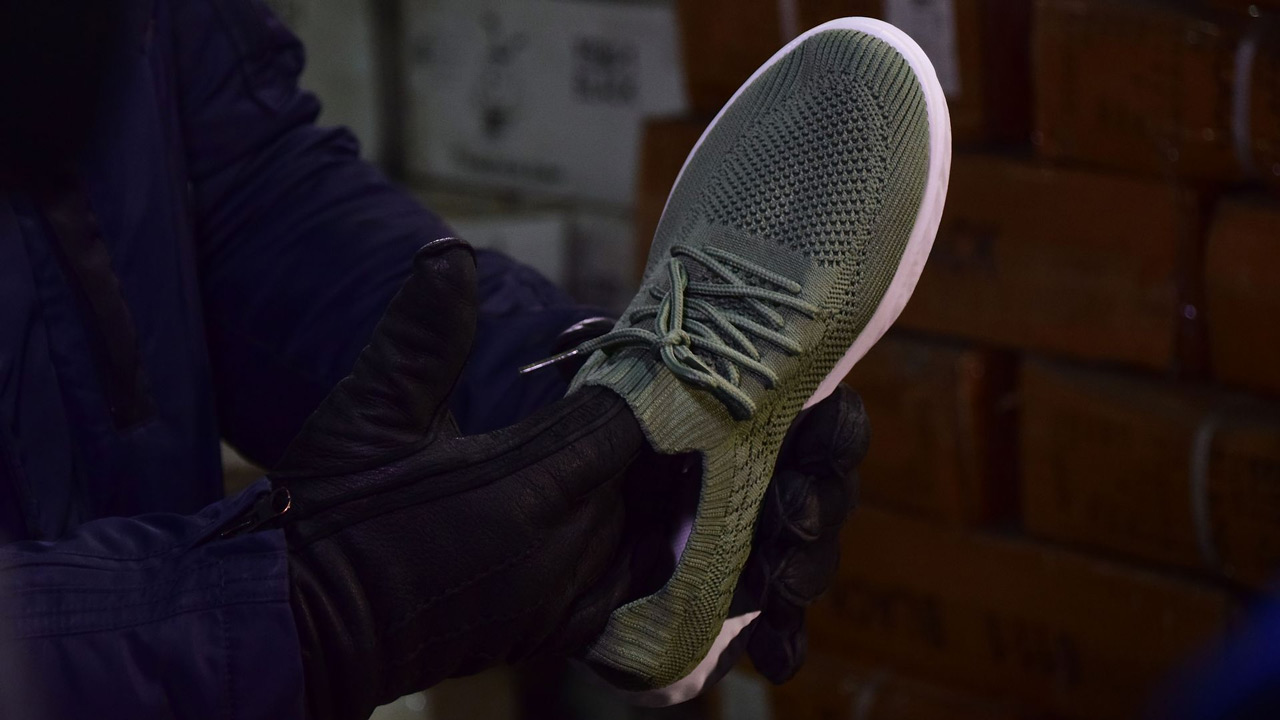 Челябинские таможенники передали военным 200 пар конфискованных кроссовок