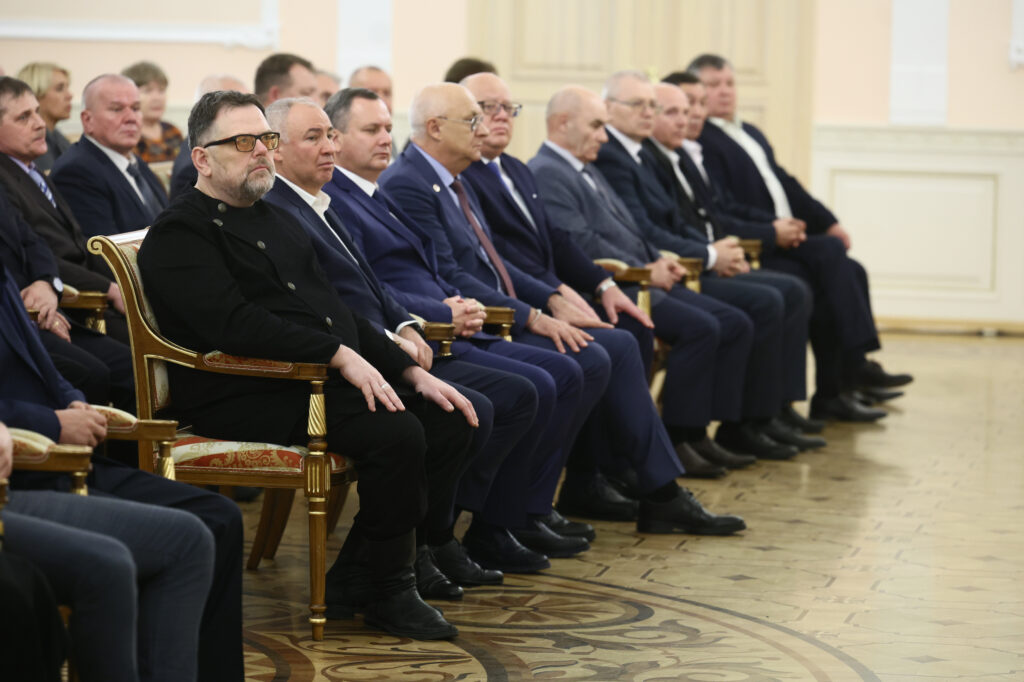 Десятки южноуральцев получили награды за особый вклад