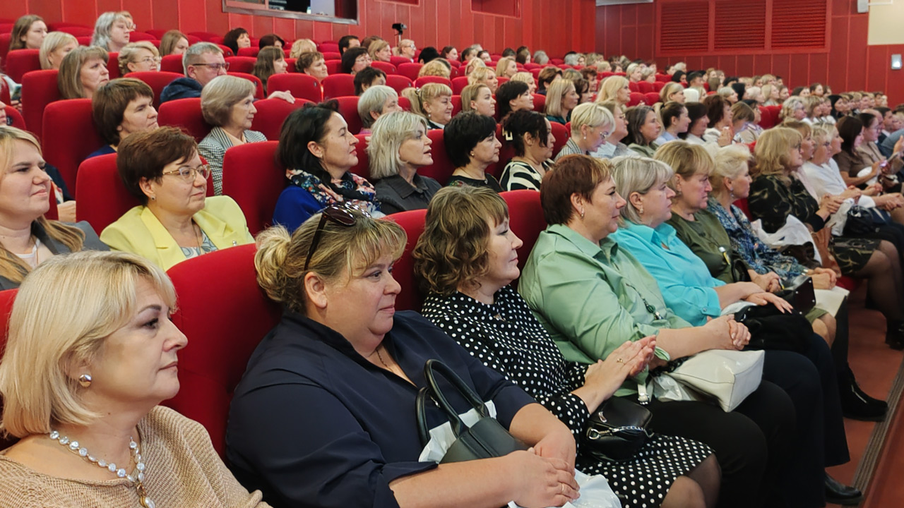 Педагоги в Магнитогорске принимают поздравления с Днем учителя